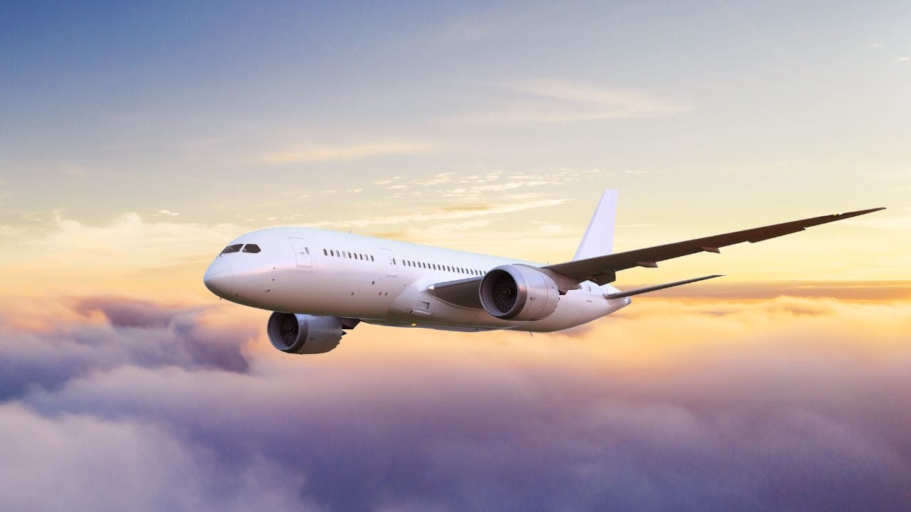 વિમાન દુર્ઘટના જોવી: જો તમે તમારા સ્વપ્નમાં વિમાન ક્રેશ થતું જુઓ છો, તો તે એક અશુભ સ્વપ્ન માનવામાં આવે છે. તેનો અર્થ એ છે કે તમે જે કાર્ય પૂર્ણ મહેનતથી કરી રહ્યા છો તેમાં વિક્ષેપ પડી શકે છે. આ ઉપરાંત તે તમારા સ્વાસ્થ્ય બગડવાની પણ નિશાની છે.
