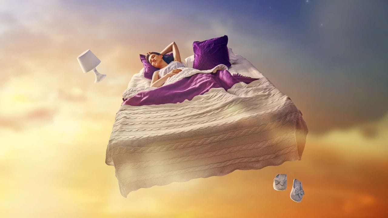 સ્વપ્નમાં વાત કરવી: જો કોઈ મૃતક સંબંધી સ્વપ્નમાં વાત કરતો દેખાય છે, તો તે શુભ સંકેત માનવામાં આવે છે. તેનો અર્થ એ છે કે તમારા બાકી રહેલા કાર્ય ટૂંક સમયમાં પૂર્ણ થશે. તેમના આશીર્વાદથી તમને મોટી સફળતા મળશે.
