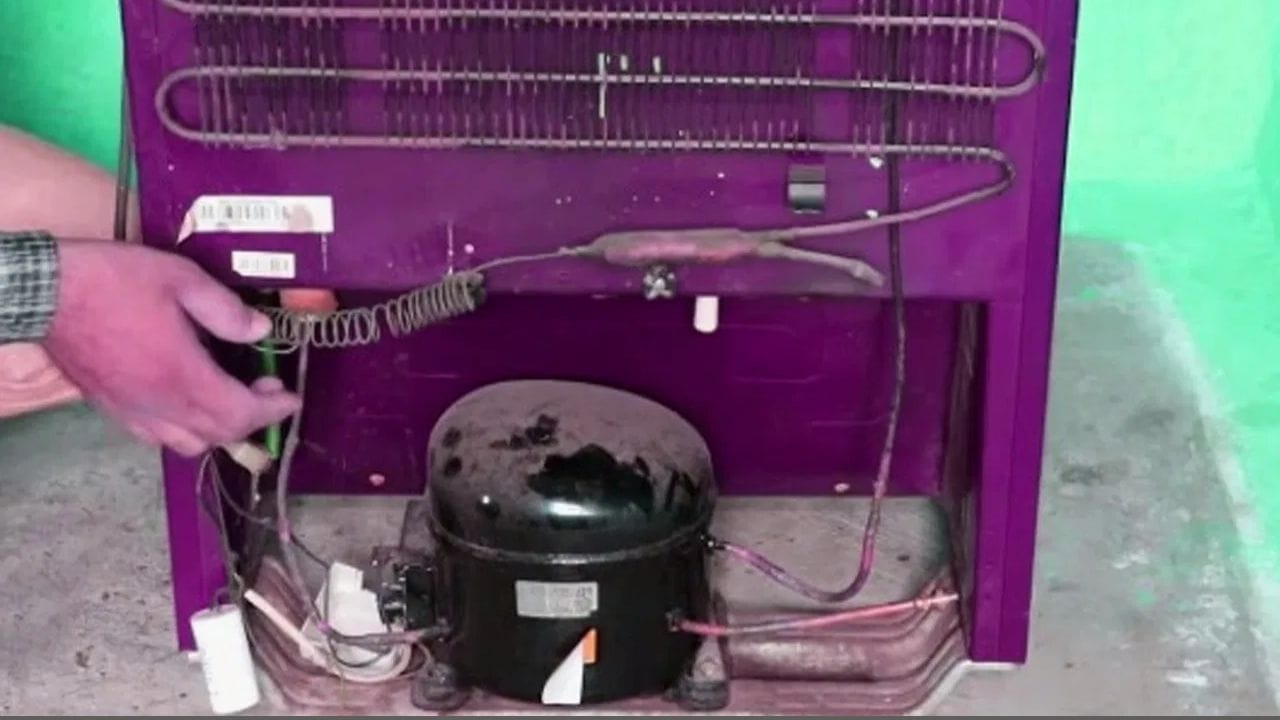 તેને કેવી રીતે ઠીક કરવું: પહેલા રેફ્રિજરેટર બંધ કરો. પછી શટ-ઓફ વાલ્વ ચાલુ કરો. આ પછી, પાણીની લાઇનનું સારી રીતે નિરીક્ષણ કરો. જો તેમાં કોઈ નુકસાન દેખાય છે, તો તમારે તેને બદલવાની જરૂર છે. તમે કોઈ વ્યાવસાયિકની મદદથી આ કરી શકો છો. પરંતુ જો આ સમસ્યા ફક્ત પાણીના ડ્રેઇનમાં બરફના નિર્માણને કારણે થાય છે, તો તમારે બરફ ઓગળવા માટે લગભગ ચાર કલાક માટે રેફ્રિજરેટરને અનપ્લગ રાખવું પડશે.