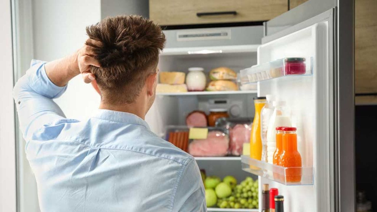 બ્લોક્ડ વોટર લાઈન : ઘણા રેફ્રિજરેટર મોડેલોમાં પાણીની લાઈન હોય છે જે પીવાનું પાણી અને બરફ પૂરો પાડે છે. જ્યારે આ પાણીની લાઈન બ્લોક થઈ જાય છે, ત્યારે તે રેફ્રિજરેટરના તળિયેથી પાણી લીક થવાનું કારણ બને છે. આ રેફ્રિજરેટરને બરફ બનતા અટકાવે છે.