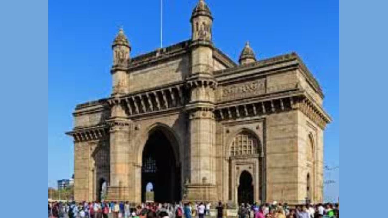 ગેટવે ઓફ ઈન્ડિયા: તે ભારતની પ્રખ્યાત ઐતિહાસિક ઇમારતોમાંની એક છે. આ પ્રખ્યાત ઇમારત 1924માં પૂર્ણ થઈ હતી. તે ચૂનાના પથ્થર અને કોંક્રિટથી બનેલી છે.
