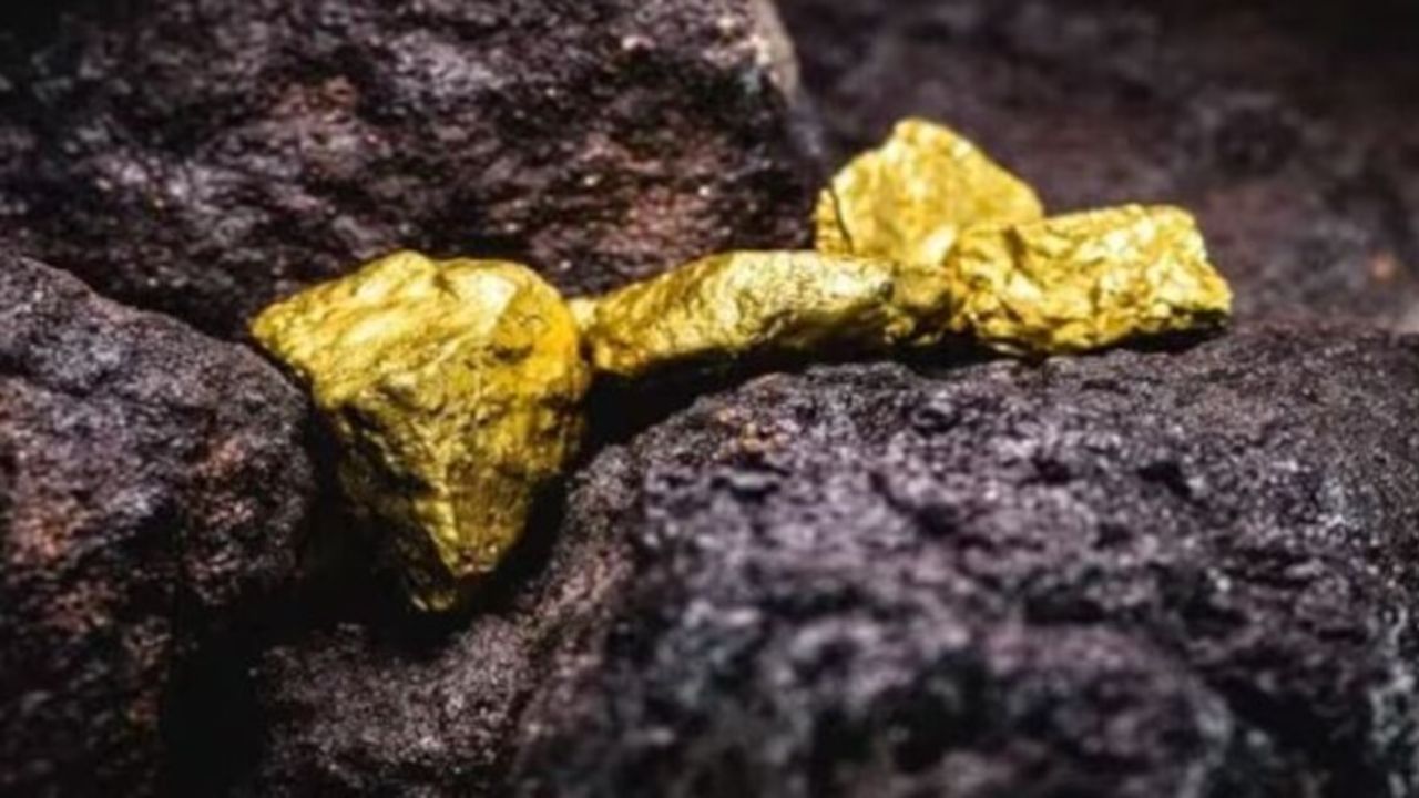 ખાસ કરીને લગ્ન, દિવાળી અને ધનતેરસ જેવા તહેવારો પર, લોકો સોનું ખરીદવાનું શુભ માને છે. આવા પ્રસંગોએ, સોનાની માંગ વધે છે, જેના કારણે તેની કિંમત પણ વધે છે.