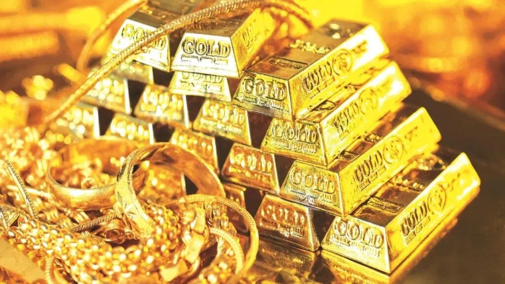 Gold: સોનું એક કિંમતી ધાતુ છે, દરેકને સોનું ખરીદવું અને પહેરવું ગમે છે. પરંતુ સોનું પહેરવું દરેક માટે શુભ નથી હોતું. સોનું એક એવી ધાતુ છે જેનો સંબંધ સૂર્ય સાથે માનવામાં આવે છે. જ્યોતિષ શાસ્ત્ર અનુસાર, ઘણી રાશિઓ એવી છે જેના માટે સોનું પહેરવું શુભ માનવામાં આવતું નથી. ચાલો જાણીએ કે કઈ રાશિઓએ સોનું પહેરવાનું ટાળવું જોઈએ.