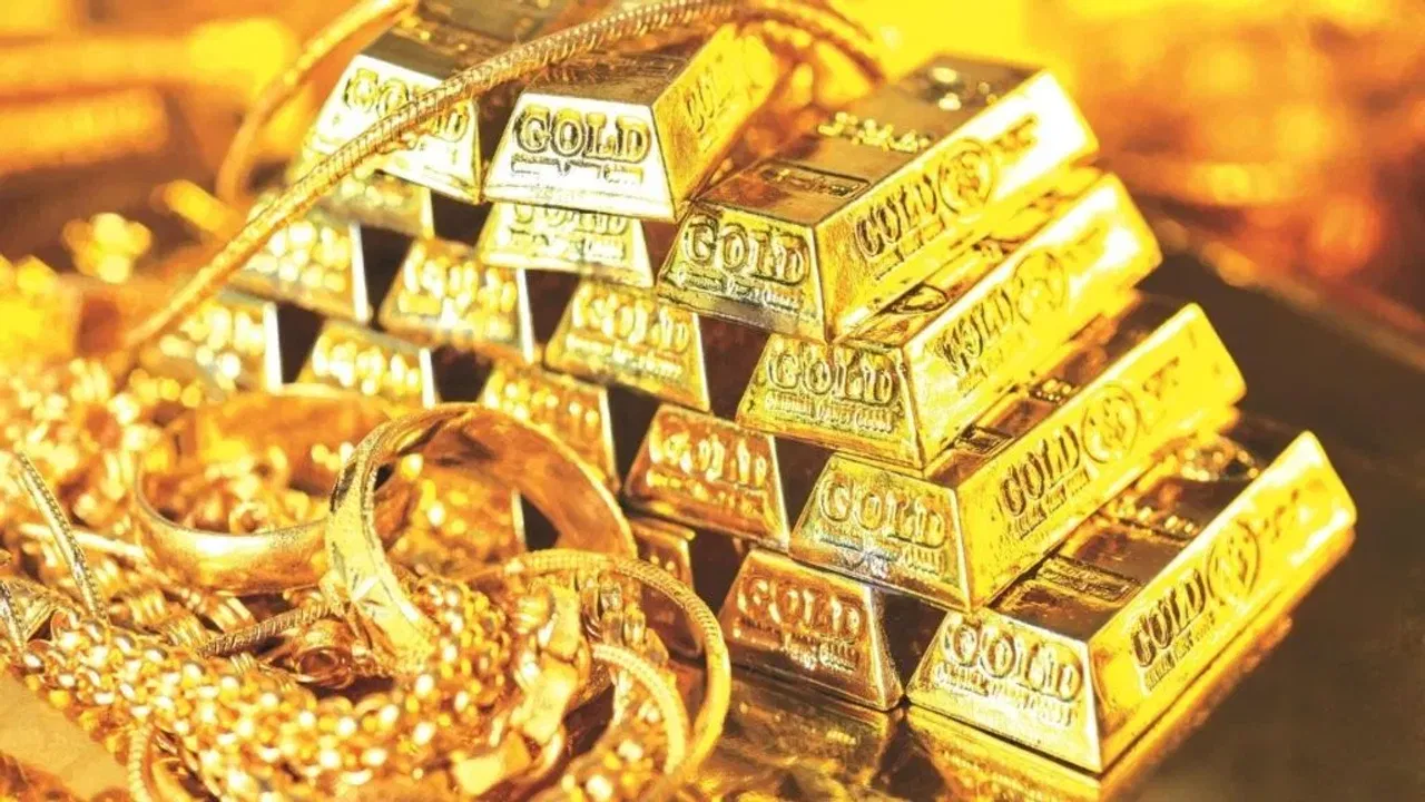 Gold Rate Today: સોનાના ભાવ સતત ઘટી રહ્યા છે. આજે, 30 જૂન, સોમવારના રોજ, સોનાના ભાવમાં થોડો ઘટાડો થયો હતો. છેલ્લા એક અઠવાડિયામાં, સોનાના ભાવમાં 3,300 રૂપિયાનો ઘટાડો થયો છે. આજે સોનાના ભાવમાં 10 રૂપિયાનો ઘટાડો થયો છે. બુલિયન માર્કેટમાં, 24 કેરેટ સોનાના 10 ગ્રામનો ભાવ 97,500 રૂપિયા છે અને 22 કેરેટ સોનાનો ભાવ 89,300 રૂપિયાથી ઉપર ટ્રેડ થઈ રહ્યો છે. દેશમાં એક કિલો ચાંદીનો ભાવ 1,07,700 રૂપિયા પ્રતિ કિલોગ્રામ છે. અહીં સોના અને ચાંદીના ભાવ જાણો.