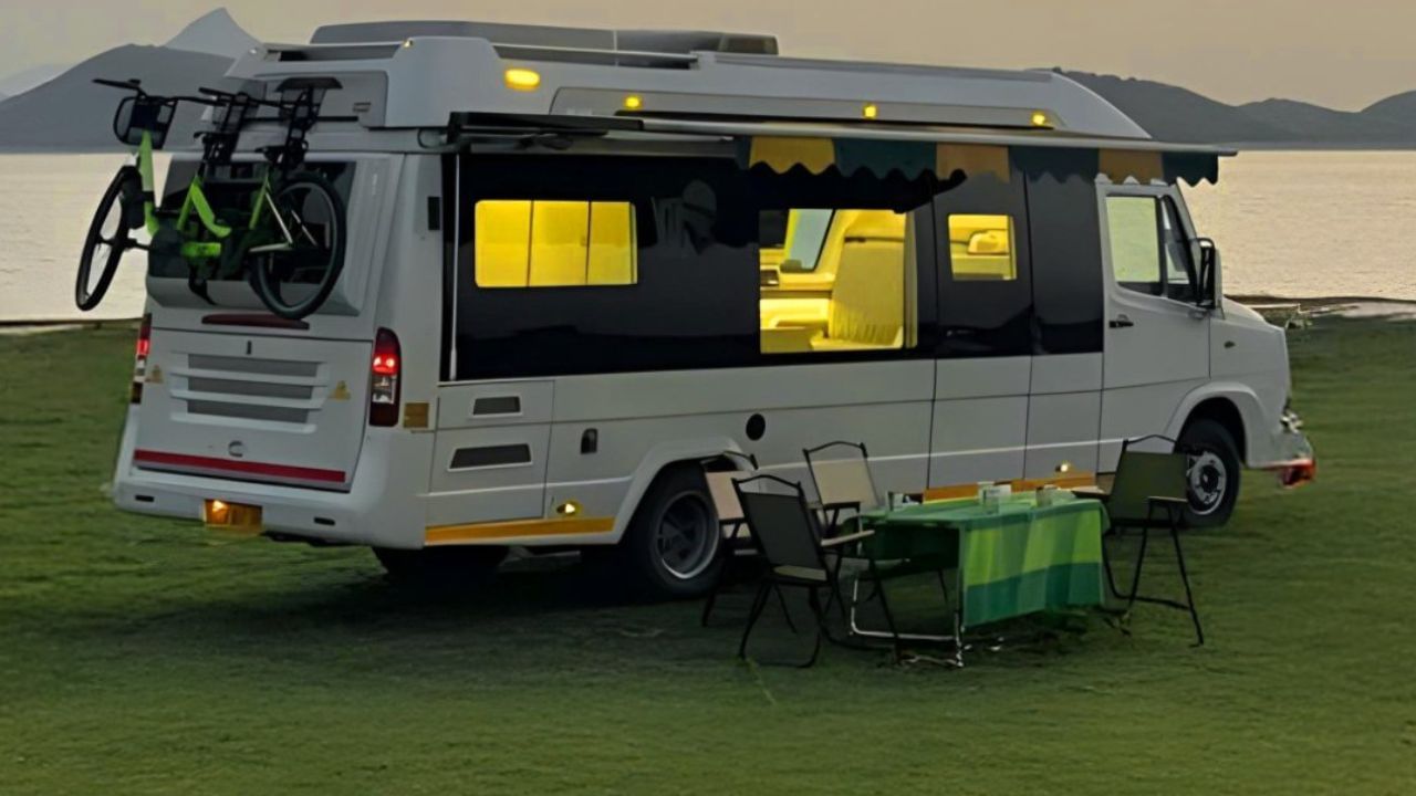  ઘણા લોકો લગ્ઝરી મુસાફરી કરવા માંગે છે. આવી સ્થિતિમાં, તમે કારવાં ટુરિઝમ દ્વારા ઘર જેવી સુવિધા મેળવી શકો છો. તમારે અહી હોટલ, હોમ સ્ટે કે પછી કોઈ ધર્મશાળામાં રોકાવવાની જરુર પડશે નહી