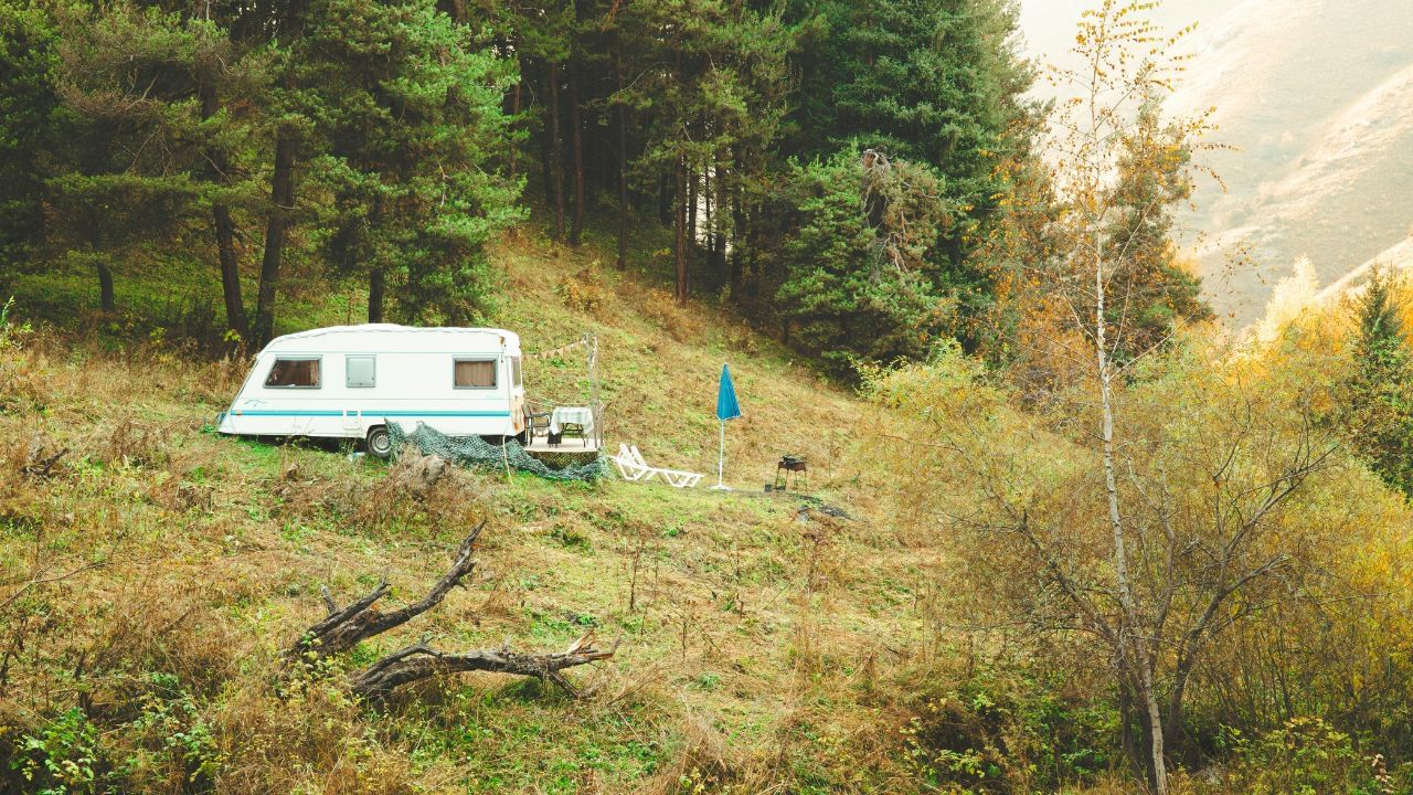 એકાંત લોકોને ભીડવાળી મુસાફરી, એરપોર્ટ પર રાહ જોવી અને જાહેર શૌચાલયનો ઉપયોગ પસંદ નથી. બહાર ખાવાનું અને એર કન્ડિશન્ડ ટ્રેનોમાં અજાણ્યા લોકો સાથે મુસાફરી કરવી આ બધું લોકોને તણાવ અને ચીડિયાપણું લાગે છે. કારવાં તેમના માટે વિકસાવવામાં આવ્યું છે. તે બધી લગ્ઝરી સુવિધાઓ તમને આપે છે.