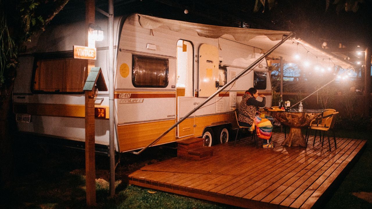 કારવાં ટુરિઝમ માટે બસનું પાર્કિંગ શહેરના ભીડવાળા વિસ્તારોમાં નહી પરંતુ એકાંત શાંત અને પ્રકૃતિના ખોળે રાખવામાં આવે છે.ગુજરાતમાં કારવાં ટુરિઝમના વિકાસ માટેનું ટેન્ડર હવે લાઇવ થયું છે.