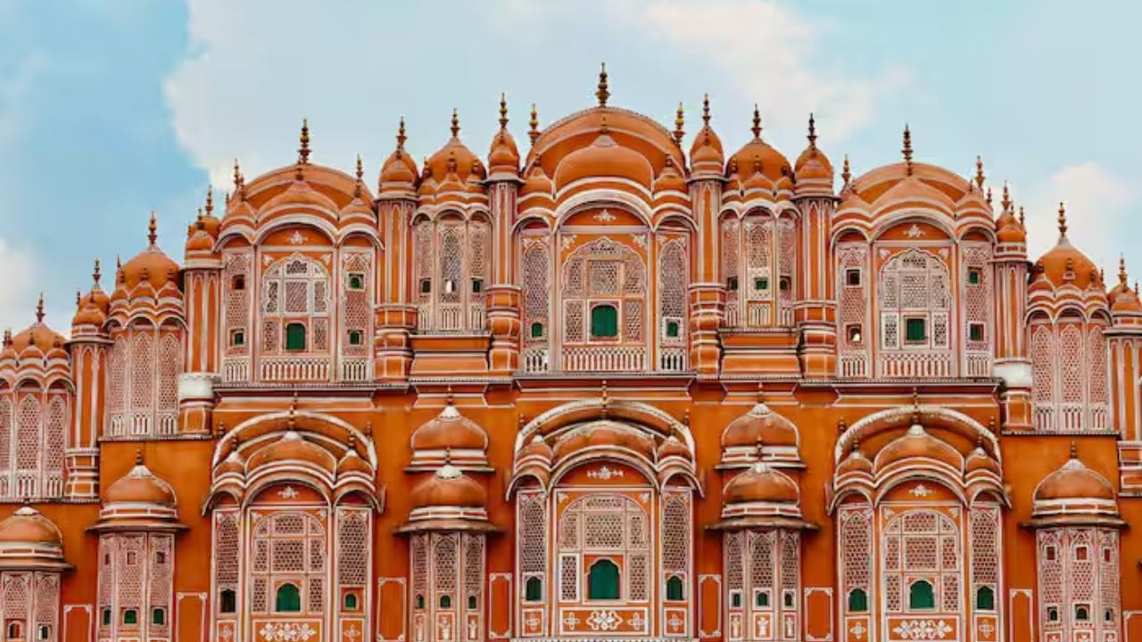 હવા મહેલ: રાજસ્થાનના જયપુરમાં સ્થિત હવા મહેલ લાલ અને ગુલાબી રેતીના પથ્થરોથી બનેલો છે, તેની રચના હજુ પણ લોકોને આશ્ચર્યચકિત કરે છે.
