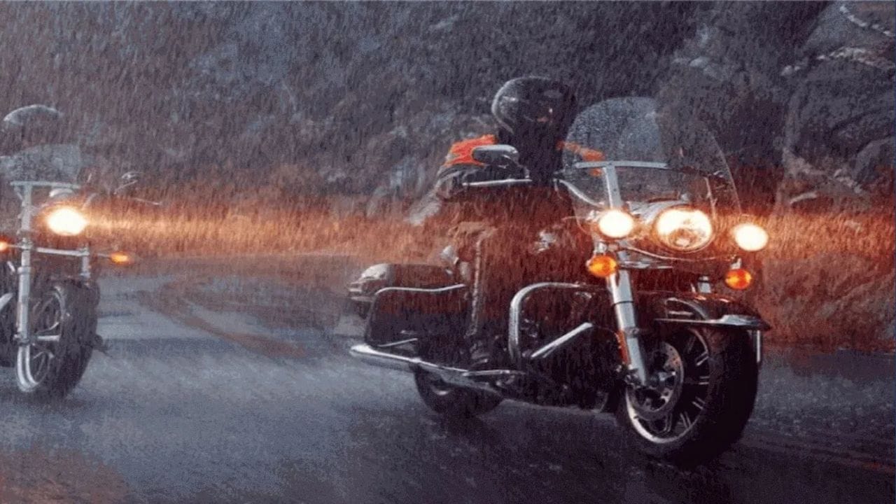 દેશભરમાં વરસાદે તબાહી મચાવી છે. ઘણી જગ્યાએ પાણી ભરાઈ ગયું છે. આવી સ્થિતિમાં, રસ્તાઓ પર કાર પણ ચાલી શકતી નથી. તો કલ્પના કરો કે ટુ-વ્હીલર સવારો માટે મુસાફરી કેટલી મુશ્કેલ હશે. આમાં પણ મોટાભાગે ટુ-વ્હીલર ચાલકને હેલ્મેટ પહેરી વરસાદમાં વાહન ચલાવવું સૌથી મુશ્કેલ બને છે. કારણ કે વરસાદનું પાણી હેલ્મેટના કાચ પર પડે છે તેમજ આપણા શ્વાસના કારણે અંદર ફોગ જમા જઈ જાય છે ત્યારે જો તમે પણ આ સમસ્યાથી પરેશાન છો તો આ એસેસરીઝ તમને મદદરુપ થશે.