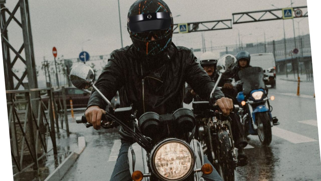 2.એન્ટિ-ફોગ સ્પ્રે: એન્ટી-ફોગ ફિલ્મની જેમ જ એન્ટિ-ફોગ સ્પ્રે આવે છે જે ફોગ અને પાણીના ટીપા ગ્લાસ પરથી દૂર કરે છે તેમજ ફોગ થતા પણ અટકાવે છે આ સ્પ્રે તમને 150થી 200 રુપિયામાં બજારમાં મળી જશે