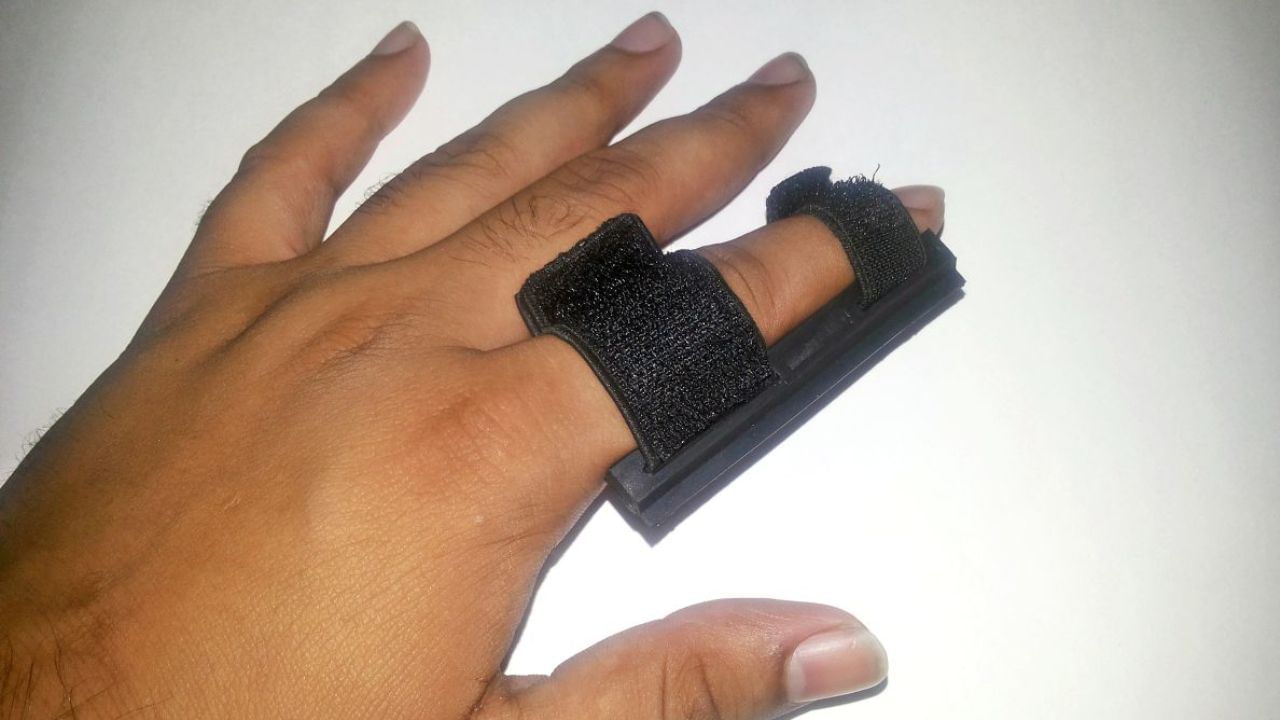 3. ફિંગર વિઝર વાઇપર: આ ડિવાઇસ આંગળી પર પહેરવામાં આવે છે. તે એક નાનું વાઇપર છે જે કાચમાંથી પાણીને સંપૂર્ણપણે સાફ કરે છે. આ ડિવાઇસની ખાસ વાત એ છે કે તે આંગળીમાં સંપૂર્ણપણે ફિક્સ થઈ જાય છે, એટલે કે, હેલ્મેટમાંથી પાણી કાઢવા માટે તેને વારંવાર પહેરવાની જરૂર નથી. તેની ઓનલાઈન કિંમત 99 રૂપિયા છે.