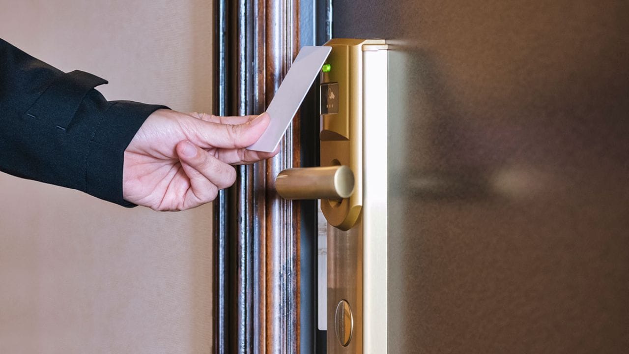 હોટલના દરવાજાનું સિક્રેટ: હોટલમાં પ્રવેશતી વખતે દરવાજાના હેન્ડલને સ્પર્શ કરવાનું ટાળો. વાસ્તવમાં દરરોજ ઘણા લોકો હોટેલની મુલાકાત લે છે. તે સાફ થયેલું દેખાય છે પણ સાફ હોતું નથી. આ ઉપરાંત હોટલના રૂમના દરવાજાને સ્પર્શ કર્યા પછી તમારા હાથ ધોઈ લો.
