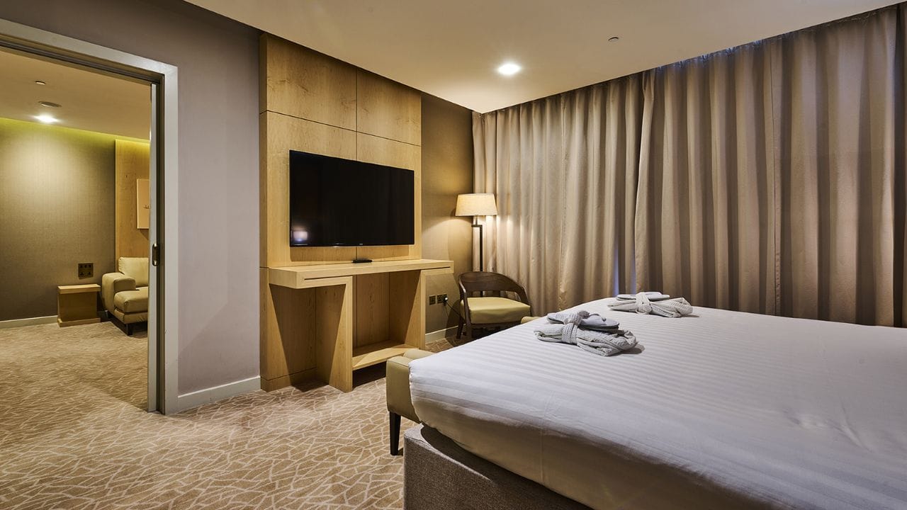 તમે હોટલની ખાસિયત વિશે શીખ્યા છો, પરંતુ શું તમે જાણો છો કે હોટલમાં રહેલી કેટલીક વસ્તુઓને સ્પર્શ ન કરવી જોઈએ. ચાલો જાણીએ શા માટે.
