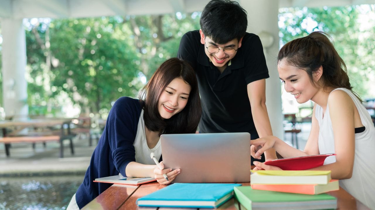 ભારતમાં પાઇલટ બનવાના બે રસ્તા છે. એક કોમર્શિયલ પાઇલટ લાઇસન્સ (CPL) માટે તાલીમ છે અને બીજી ભારતીય વાયુસેના (IAF) દ્વારા.