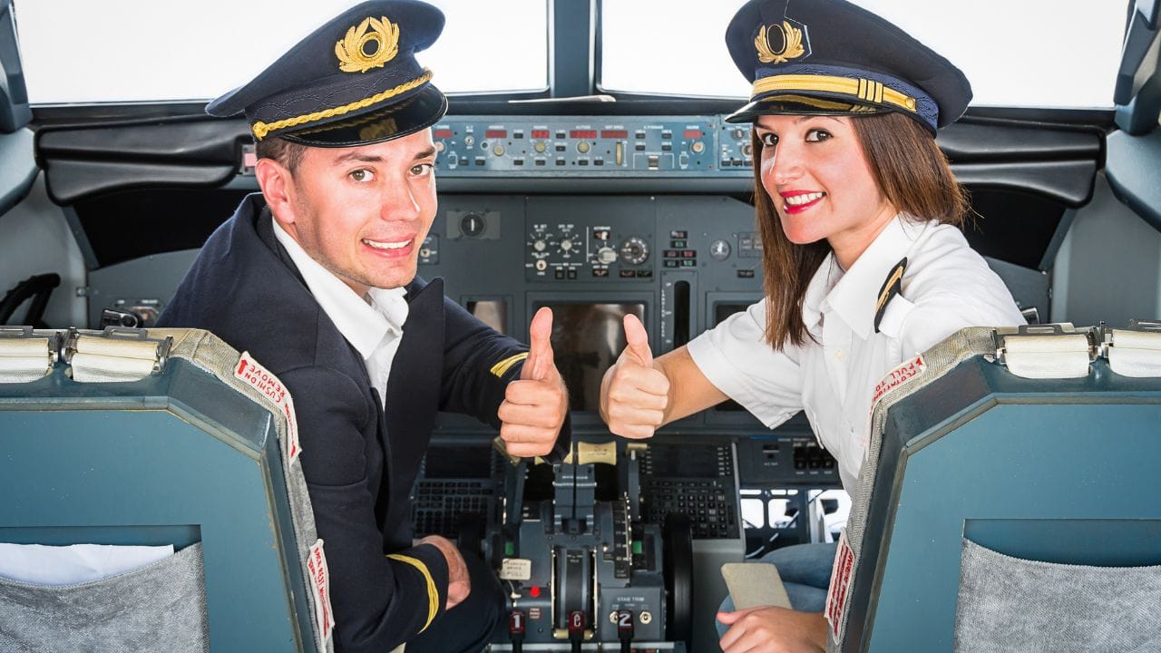 CPL માટે ઓછામાં ઓછા 200 કલાકની ઉડાન તાલીમ (વિમાન ઉડાવવાનો કુલ સમય) જરૂરી છે.