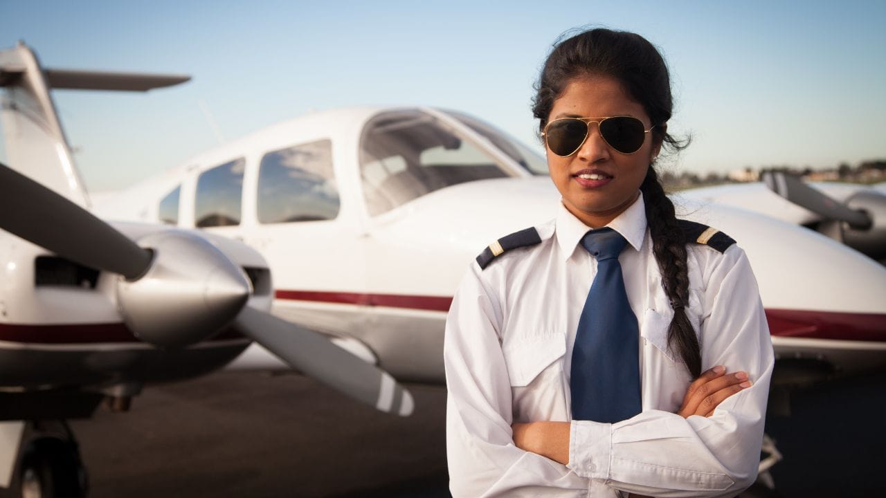 સરેરાશ, એક વિદ્યાર્થીને પાઇલટ બનવા માટે 35 લાખથી 55 લાખ રૂપિયા અથવા તો 1 કરોડ રૂપિયા ખર્ચવા પડે છે. રાજીવ ગાંધી એવિએશન એકેડેમી ફોર એવિએશન ટેકનોલોજીની ફી 3-20 લાખ રૂપિયા છે (કોર્સ પર આધાર રાખીને).