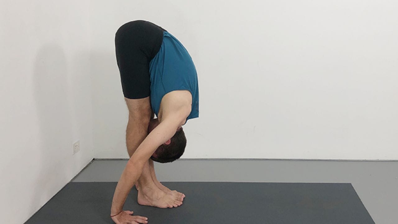 ઉત્તાસન તણાવ દૂર કરે છે: ઉત્તાસન તમારા શારીરિક અને માનસિક સ્વાસ્થ્ય બંને માટે સારું છે. તે રક્ત પરિભ્રમણને સુધારે છે અને નર્વસ સિસ્ટમને શાંત કરે છે. આ માટે સીધા ઊભા રહો અને તમારા હાથ ઉપર ઉભા કરો. કમરથી આગળ ઝૂકો અને હાથથી પગના અંગૂઠાને સ્પર્શ કરવાનો પ્રયાસ કરો. આ સ્થિતિ 1 મિનિટ સુધી રાખો. આ આસન માનસિક તણાવ દૂર કરવામાં મદદ કરે છે અને તમને શારીરિક રીતે પણ સ્વસ્થ રાખે છે.
