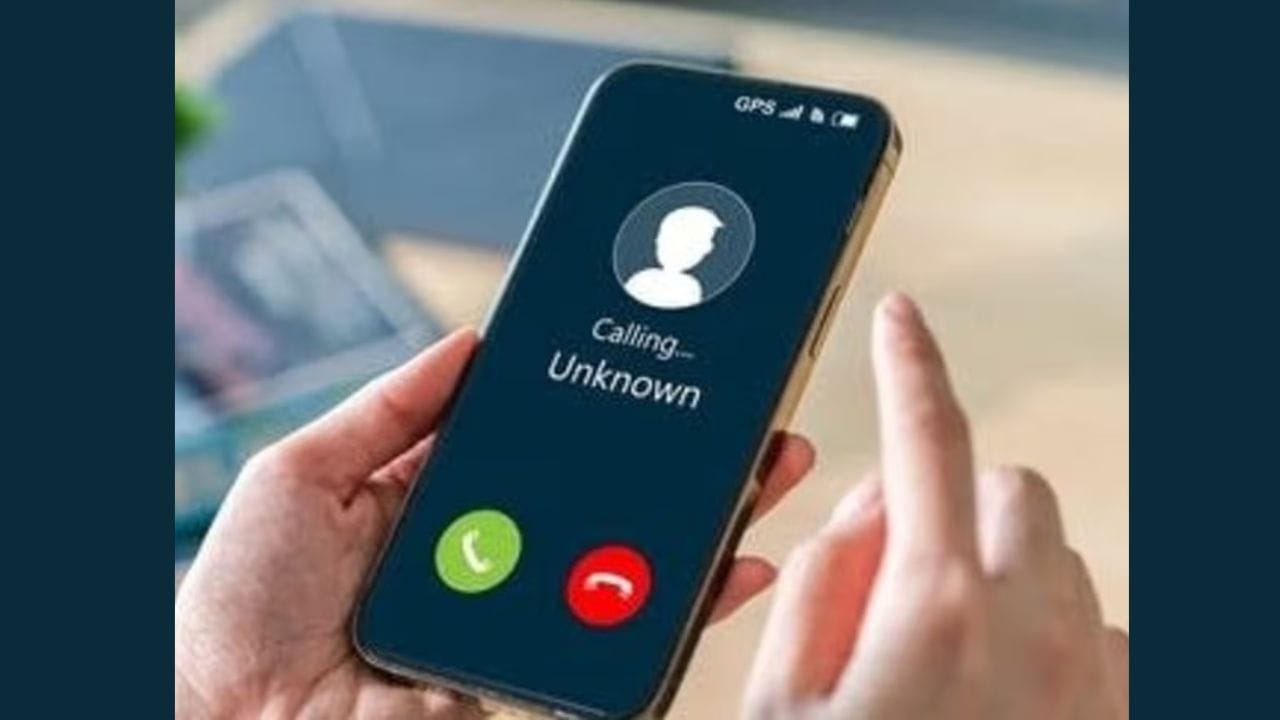 સરકાર દ્વારા બહાર પાડવામાં આવેલી ચેતવણીમાં કહેવામાં આવ્યું છે કે કોલ કરતી વખતે ફોનનું ઈન્ટરનેટ બંધ રાખવું જોઈએ. હવે તમને પ્રશ્ન થશે કે  ફોનનું ઇન્ટરનેટ કેમ બંધ કરવું જોઈએ? ત્યારે ચાલો જાણીએ