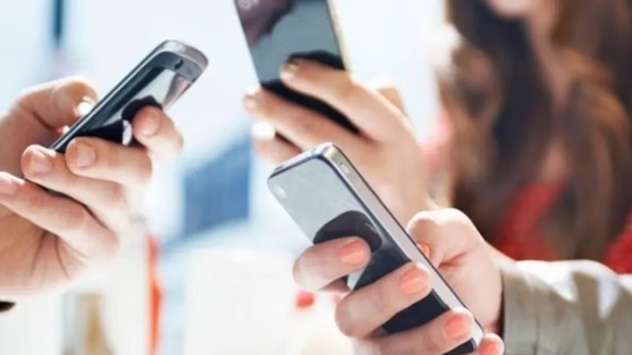 જો તમારા કોઈ પરિચિત અથવા તમે ક્યારેય સાયબર ગુનાનો સામનો કરો છો, તો વિલંબ કર્યા વિના 1930 (નેશનલ સાયબર ક્રાઇમ હેલ્પલાઇન નંબર) પર કૉલ કરો અને ફરિયાદ નોંધાવી શકો છો. 