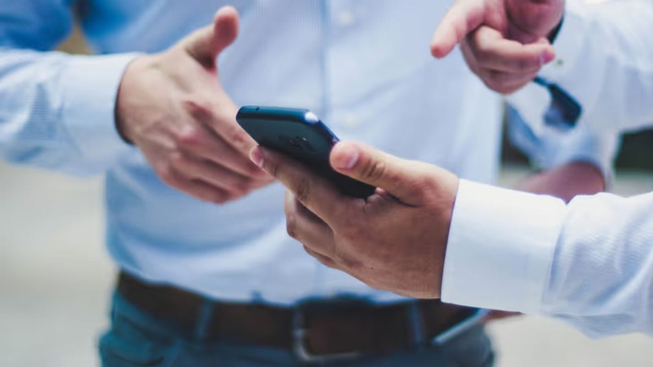 તે માટે સૌ પ્રથમ ફોનમાં ગૂગલ ક્રોમ ખોલો અને પછી ત્રણ ડોટ મેનૂ પર ટેપ કરો. આ પછી, સેટિંગ્સ પર ક્લિક કરો અને પછી નીચે સ્ક્રોલ કરો અને તમને સાઇટ સેટિંગ્સ વિકલ્પ દેખાશે. સાઇટ સેટિંગ્સમાં માઇક્રોફોન એક્સેસ દેખાશે, જેને તમે બ્લોક કરી શકો છો.