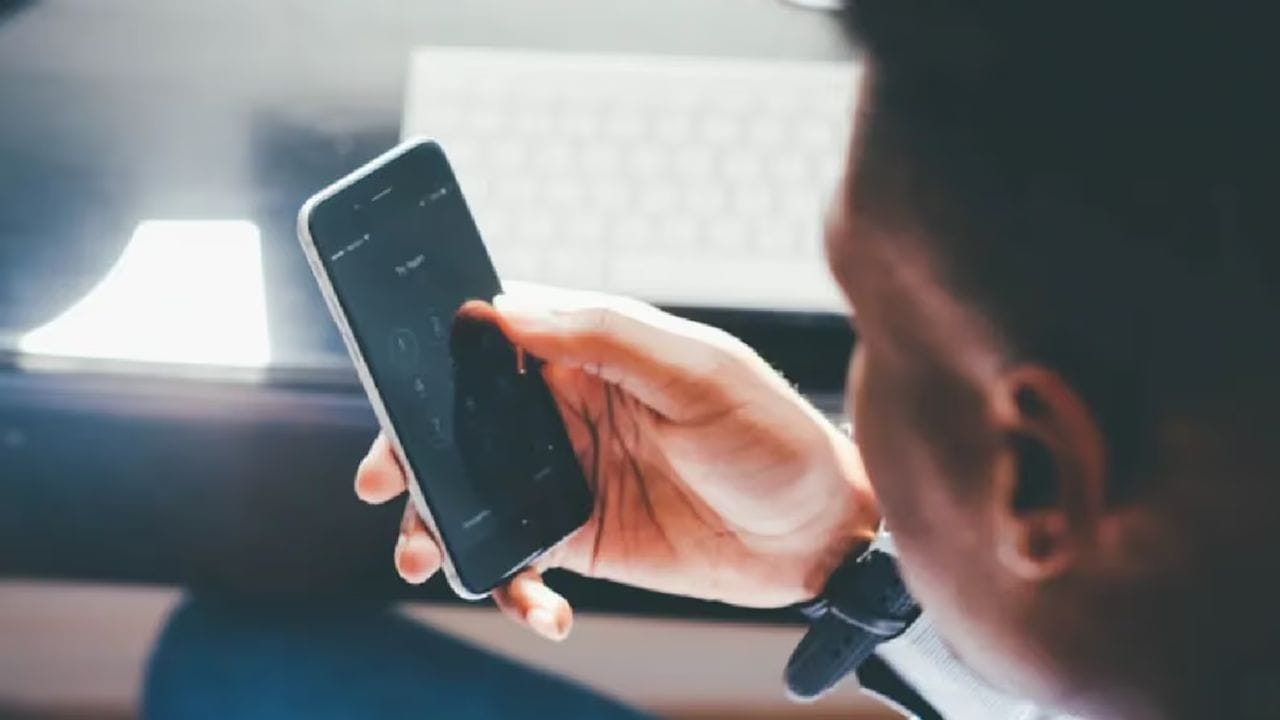 પોલીસ અધિકારીએ માહિતી આપી છે કે જો તમે કોલિંગ દરમિયાન ફોનનું ઇન્ટરનેટ ચાલુ રાખો છો, તો એપ્સ લોકોની વાતચીત સાંભળી શકે છે, એટલે કે, તે તમારી ગોપનીયતા માટે જોખમી સાબિત થઈ શકે છે. અને આ સત્ય છે જો તમે કોઈ વ્યક્તિ સાથે ફોન પર વાત કરતા બૂટ કે ચપ્પલ લેવાની વાત કરો છો તો તમારા ફોનમાં તેની એડ વારંવાર આવવા લાગશે 