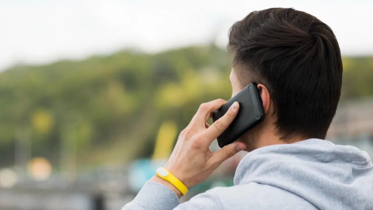 આપણે વર્ષોથી ફોનનો ઉપયોગ કરી રહ્યા છો અને મોબાઇલની દરેક વિગતો સમજતા હોઈએ છીએ, પરંતુ હજુ પણ 90 ટકા લોકો એ વાતથી અજાણ છે કે કોલ કરતી વખતે ફોનનું ઈન્ટરનેટ ચાલુ રાખવું જોઈએ કે બંધ કરી દેવું જોઈએ. જો તમે પણ આ વાતથી અજાણ છો તો આ અંગે હવે સરકારે ચેતવણી જાહેર કરી છે.