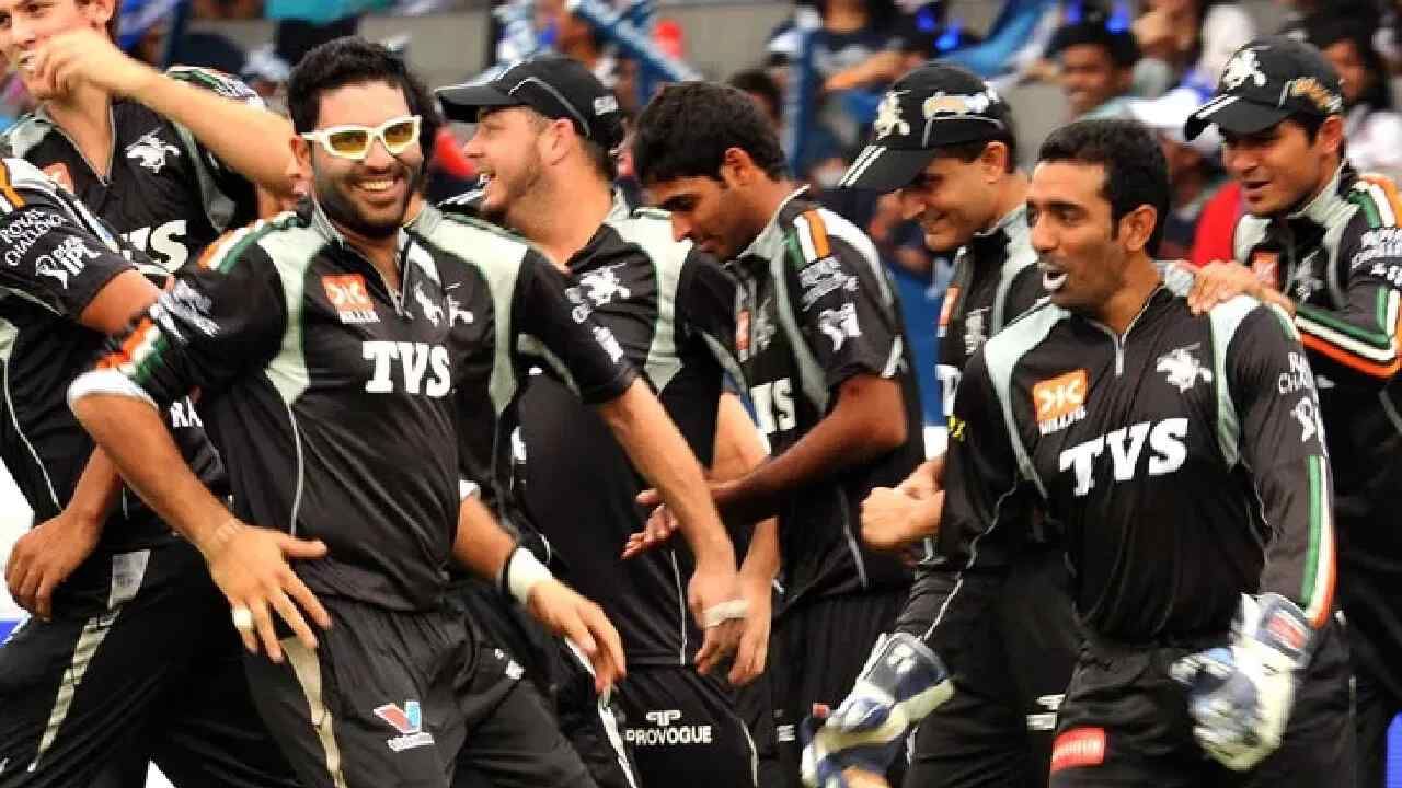 પુણે વોરિયર્સ ઈન્ડિયા: 2011માં આઈપીએલમાં પ્રવેશ કરનારી બીજી ટીમ પુણે વોરિયર્સ ઈન્ડિયા છે. સહારા ગ્રુપ સ્પોર્ટ્સ લિમિટેડની માલિકીની આ ફ્રેન્ચાઇઝીને 2013માં નાણાકીય સમસ્યાઓનો સામનો કરવો પડ્યો. તેથી, બીસીસીઆઈએ 2013 પછી પુણે વોરિયર્સ ઈન્ડિયા ફ્રેન્ચાઇઝી રદ કરી હતી.