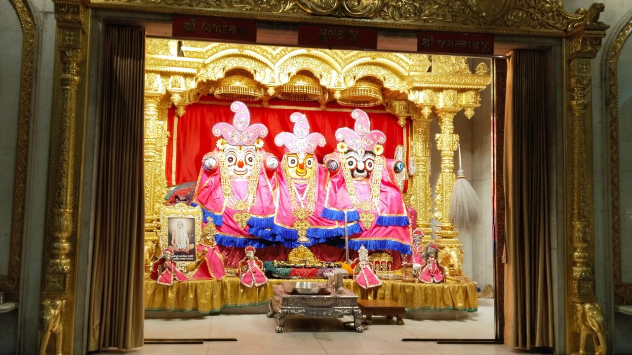 અમદાવાદમાં સ્થિત આ મંદિરનો ઇતિહાસ લગભગ 460 વર્ષ જૂનો છે, જ્યાં દર વર્ષ ભગવાન પોતે નગરચર્ચાએ નીકળી ભક્તોને દર્શન આપી આશીર્વાદ આપે છે.