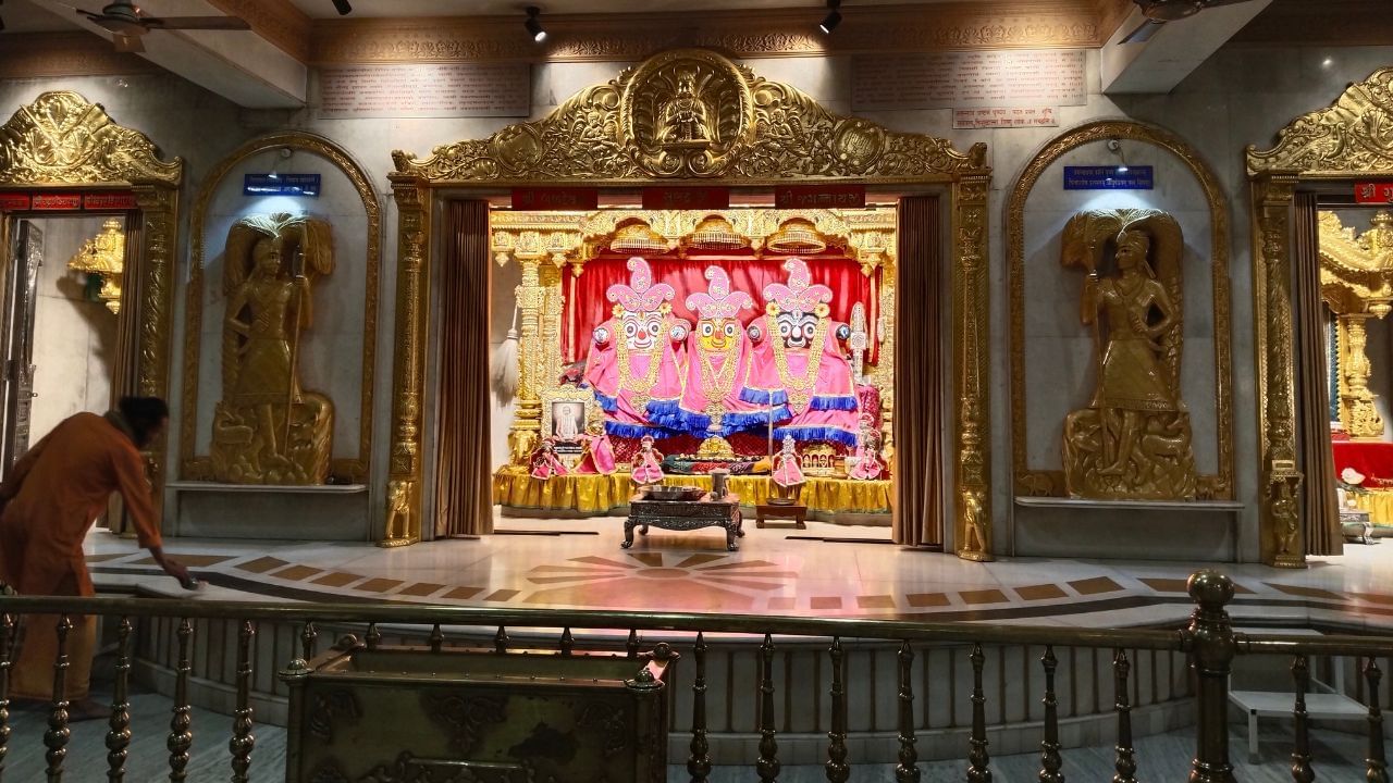 શરૂઆતમાં રથયાત્રા બળદગાડાઓ દ્વારા યોજાઈ હતી. અને વર્ષ 1879માં પ્રથમ વખત સરસપુરમાં ભગવાનનું મોસાળું રાખવામાં આવ્યું હતું.આ પાવન યાત્રા દરમિયાન ભગવાન જગન્નાથ પોતાના ભાઈ શ્રી બલરામ અને બહેન શ્રી સુભદ્રાજી સાથે નગરચર્યા માટે નીકળે છે.જગન્નાથજીનો રથ 'નંદિઘોષ', બલરામજીનો રથ 'તલદ્વજ' અને સુભદ્રાજીનો રથ 'કલ્પદ્વજ' તરીકે ઓળખાય છે.