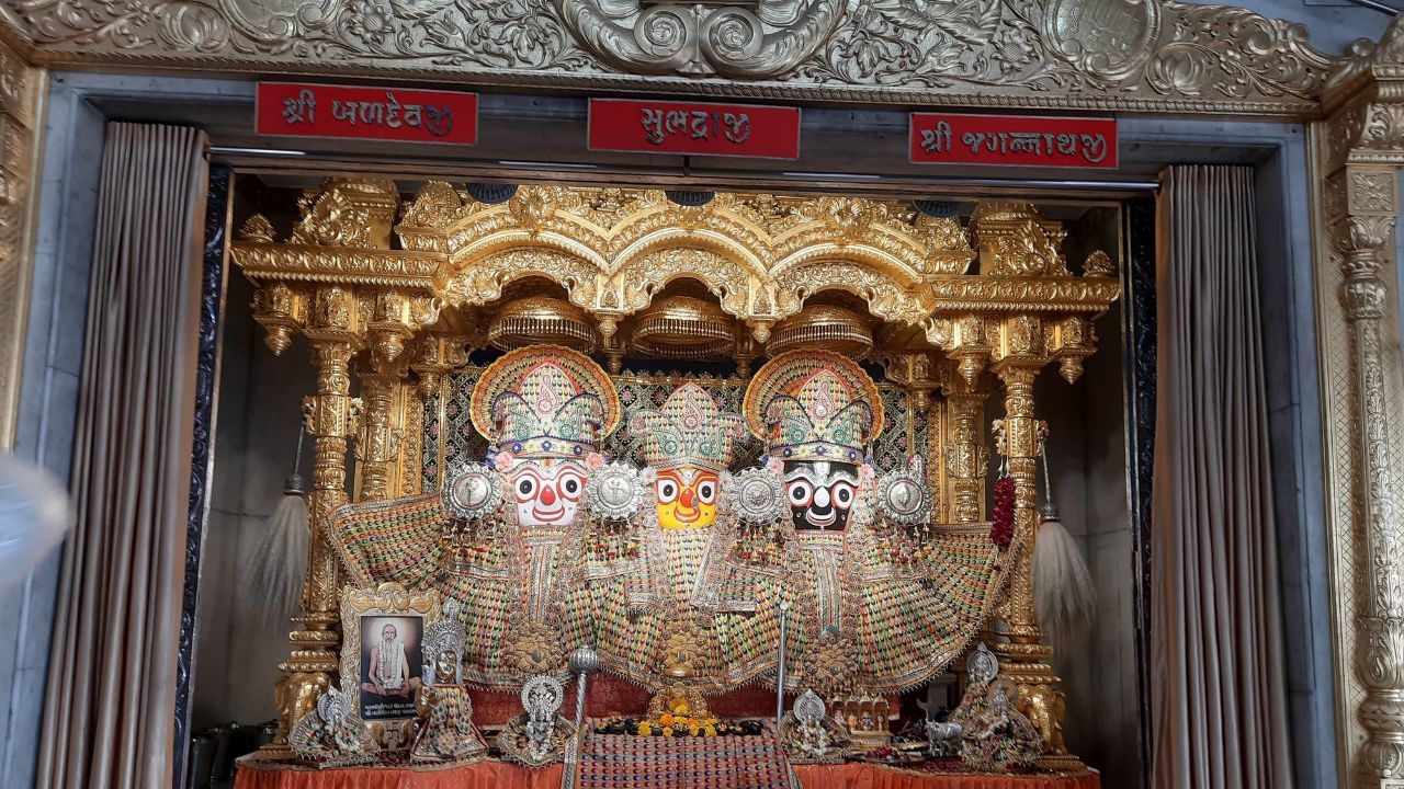 ભરૂચ જિલ્લાના ખલાસ જાતિના ભક્તોએ રથયાત્રામાં ઉપયોગમાં લેવાતા રથો નારિયેળના વૃક્ષના લાકડામાંથી બનાવ્યા હતા. આજદિન સુધી આ રથો ચલાવવાની પરંપરા પણ તેમણે જ નિભાવી છે.