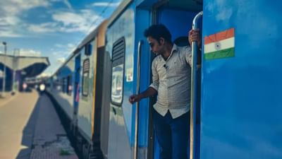 જી હા, માત્ર 25 રૂપિયામાં ભારતભરમાં આ ટ્રેન તમને ફેરવે છે. આ ટ્રેનનું નામ 'જાગૃતિ યાત્રા' છે. આ ટ્રેનનો હેતુ 'ઉદ્યોગ દ્વારા ભારતનું નિર્માણ' છે. આ ટ્રેન 16 વર્ષથી ચાલી રહી છે. પરંતુ હજુ પણ બહુ ઓછા લોકો આ ટ્રેન વિશે જાણે છે. જાગૃતિ એક્સપ્રેસમાં એક સમયે ફક્ત 500 લોકોને મુસાફરી કરવાની મંજૂરી છે.