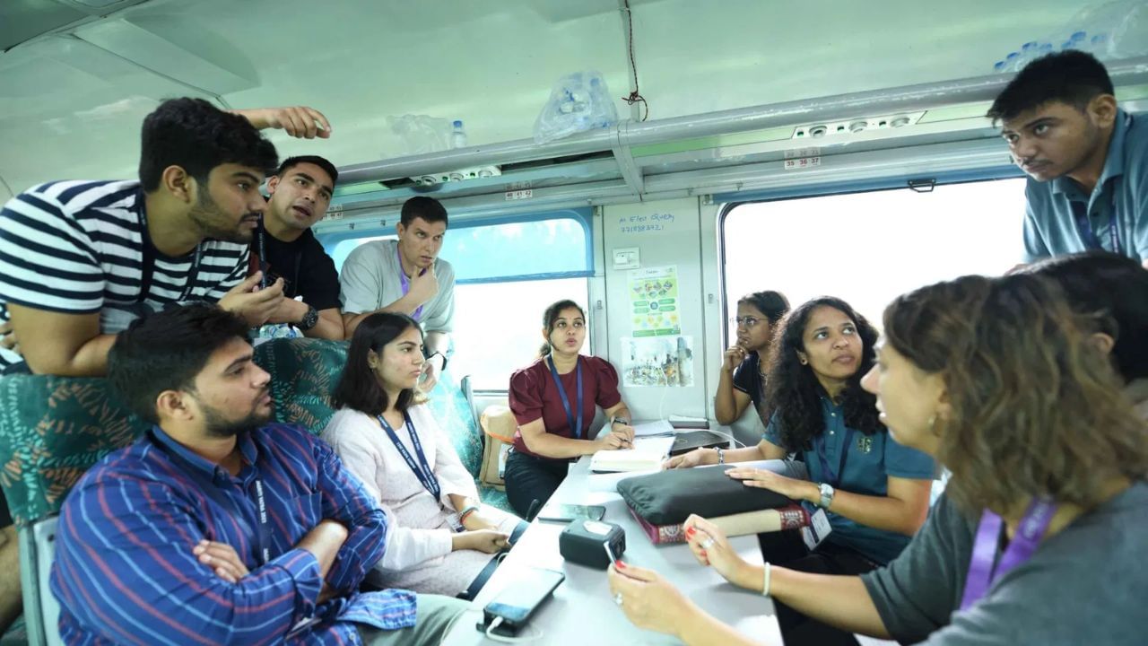 ટ્રેનમાં સીટ રિઝર્વેશન માટે, તમારે https://www.jagritiyatra.com/ વેબસાઇટ પર જઈને નોંધણી કરાવવી પડશે. આ ટ્રેન માટે ટિકિટ અને સીટ બુક કરવા માટે તમારે લાંબી પ્રક્રિયામાંથી પસાર થવું પડશે. આ વખતે ટિકિટ બુક કરવાની છેલ્લી તારીખ 15 ઓક્ટોબર છે. આ રીતે, તમે જાગૃતિ એક્સપ્રેસમાં મુસાફરી કરી શકો છો અને ભારત જોઈ શકો છો. આ સાથે, તમે નવી વસ્તુઓ પણ શોધી શકશો.
