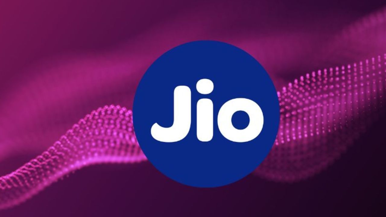 ટેલિકોમ કંપની રિલાયન્સ Jio ઘણા અદ્ભુત પ્લાન ઓફર કરે છે. જો તમે 350 રૂપિયાથી ઓછી કિંમતે ડેટા, કોલિંગ, મફત JioHotstarનો લાભ લેવા માંગતા હો, તો Jioનો આ પ્લાન તમારા માટે છે. આ પ્લાન મનોરંજન અને કનેક્ટિવિટી ઉત્સાહીઓ માટે એક શ્રેષ્ઠ વિકલ્પ છે જે સ્ટ્રીમિંગ અને હાઇ-સ્પીડ ઇન્ટરનેટનો લાભ મળશે છે.