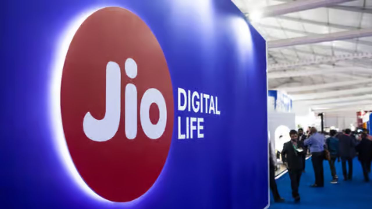 Jio 899 પ્લાન: 90 દિવસની વેલિડિટી અને મફત Jio Hotstar સાથેનો આ પ્લાન દૈનિક 2 GB ડેટા ઉપરાંત 20 GB વધારાનો ડેટા આપે છે. આ પ્લાન દરરોજ 100 SMS અને અમર્યાદિત વૉઇસ કૉલિંગની ઍક્સેસ આપે છે.