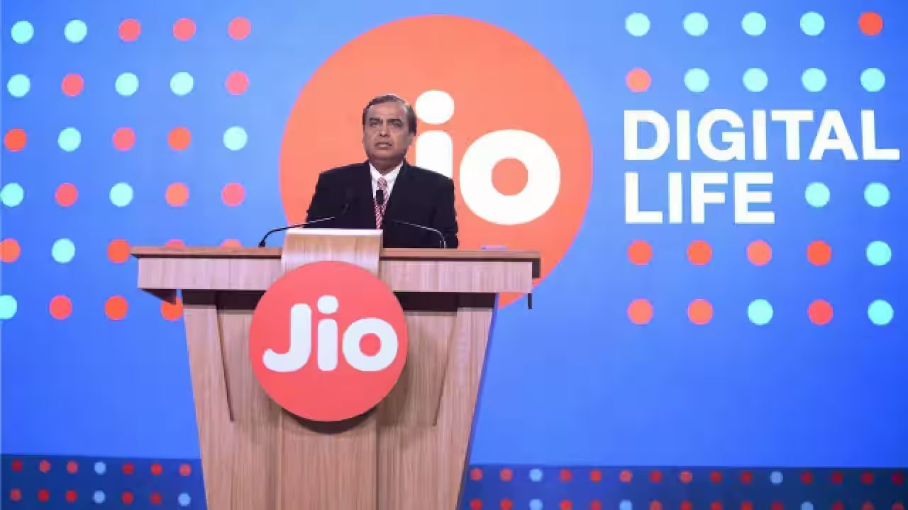રિલાયન્સ Jio પાસે તેના કરોડો ગ્રાહકો માટે ઘણા પ્લાન છે. જ્યારથી રિચાર્જ પ્લાન મોંઘા થયા છે, ત્યારથી યુઝર્સ લાંબી વેલિડિટીવાળા સસ્તા પ્લાન શોધી રહ્યા છે. ત્યારે ગ્રાહકોની જરૂરિયાતોને ધ્યાનમાં રાખીને, Jioએ યાદીમાં લાંબી વેલિડિટીવાળા પ્લાનની સંખ્યા પણ વધારી છે.