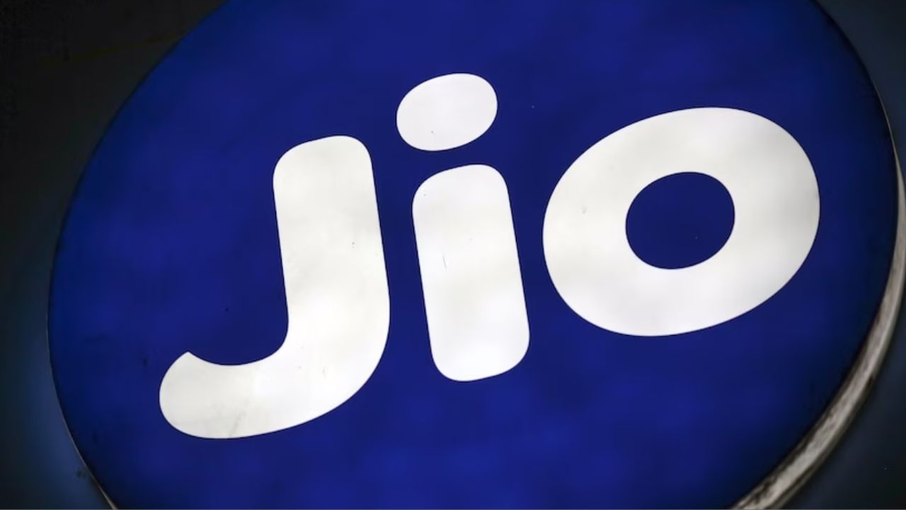 Jio 100 પ્લાન: આ રિલાયન્સ Jio નો ડેટા પેક છે જેના માટે બેઝ પ્લાન તમારા નંબર પર પહેલાથી જ સક્રિય હોવો જોઈએ. 100 રૂપિયાનો આ પ્લાન 90 દિવસની માન્યતા અને 5 GB ડેટા સાથે મફત Jio Hotstar નો લાભ આપે છે.