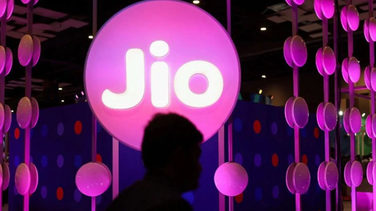 આજે અમે તમને રિલાયન્સ Jio ના એવા રિચાર્જ પ્લાન વિશે જણાવવા જઈ રહ્યા છીએ જેની સાથે મફત Jio Hotstar લાભ આપવામાં આવી રહ્યો છે. આનો અર્થ એ છે કે તમારે ફક્ત રિચાર્જ માટે ચૂકવણી કરવી પડશે અને તમને Jio Hotstar મફતમાં મળશે.