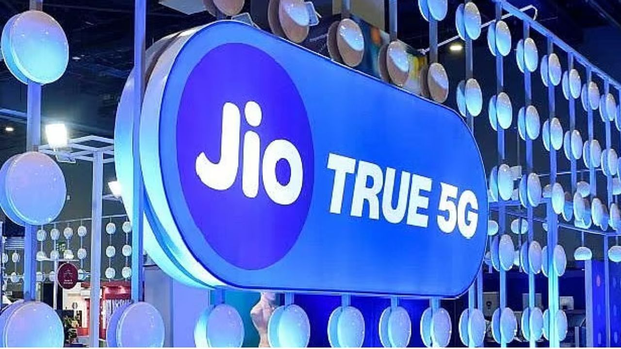 Jio 999 પ્લાન: 98 દિવસની વેલિડિટી સાથેનો આ પ્લાન તમને મફત Jio Hotstar, દરરોજ 2 GB ડેટા, અમર્યાદિત કૉલિંગ અને દરરોજ 100 SMS પણ આપશે. આ પ્લાન સાથે Jio TV અને AI ક્લાઉડ સ્ટોરેજની ઍક્સેસ પણ આપવામાં આવે છે.