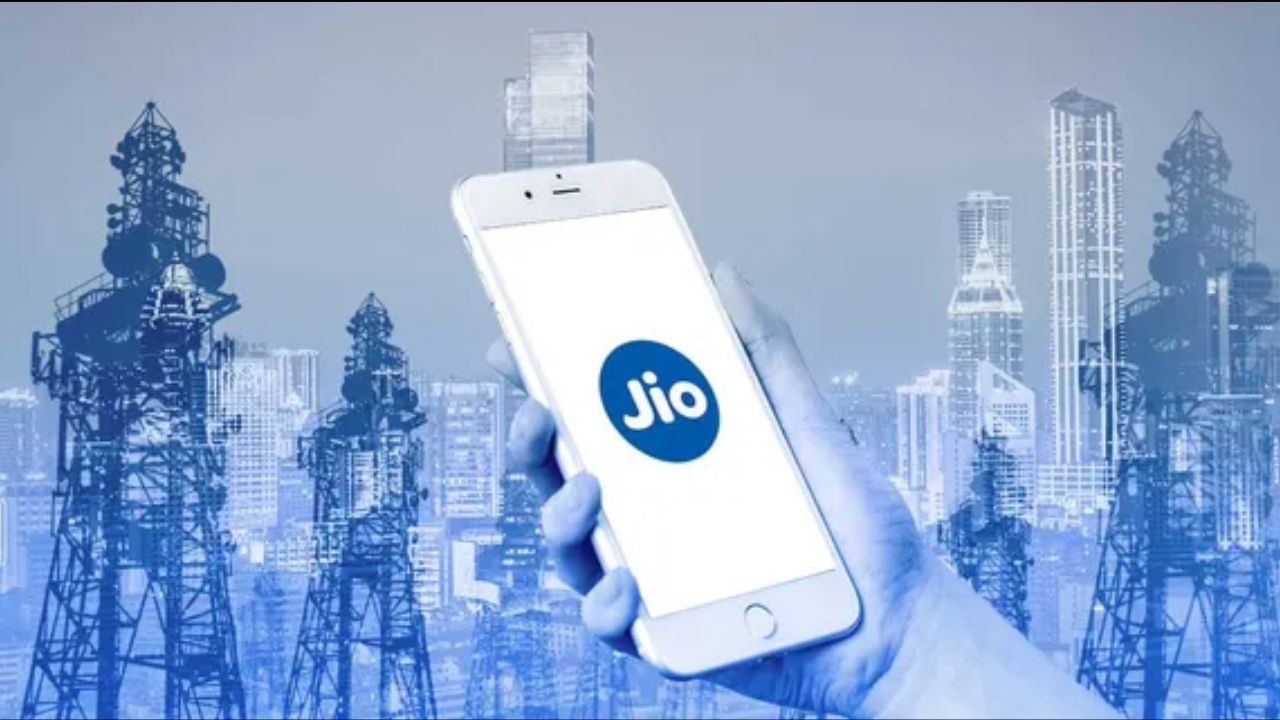 Jio નો 3599 વાર્ષિક ધમાકા પ્લાન: જો તમે પણ વારંવાર રિચાર્જ કરવાથી પરેશાન છો, તો આ પ્લાન તમારા માટે બનાવવામાં આવ્યો છે. તે 365 દિવસની વેલિડિટી આપે છે અને તેની સાથે દરરોજ 2.5GB હાઇ-સ્પીડ ડેટા ઉપલબ્ધ છે. 