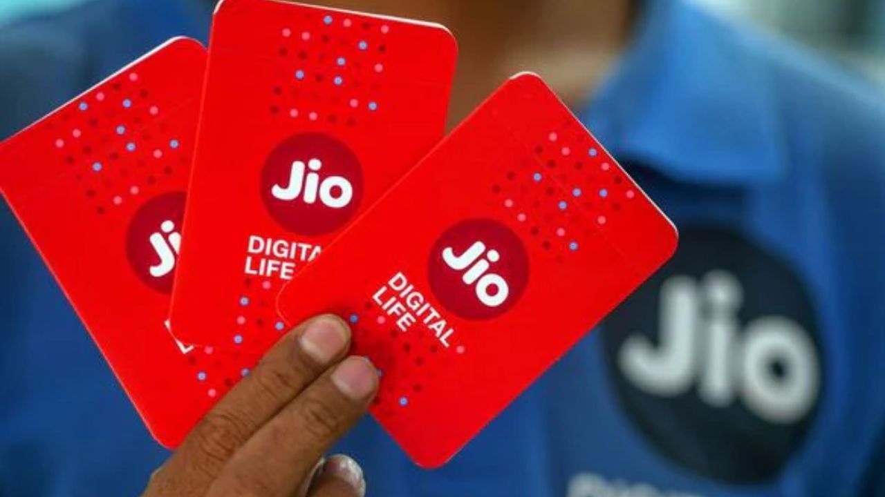 448 રૂપિયાના રિચાર્જ પ્લાનમાં, Jio વપરાશકર્તાઓને કેટલાક વધારાના ફાયદા પણ મળે છે. જો તમે ટીવી ચેનલો જુઓ છો, તો તમને આ માટે Jio TV નું મફત સબ્સ્ક્રિપ્શન પણ આપવામાં આવે છે. આ ઉપરાંત, તમને તેમાં Jio AI ક્લાઉડનું મફત સબ્સ્ક્રિપ્શન પણ મળે છે.