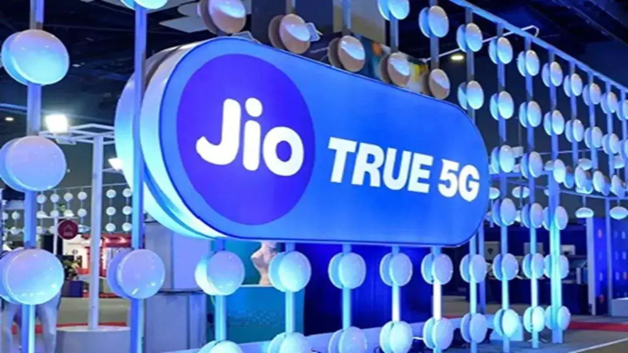 તમને જણાવી દઈએ કે Jio એ ગ્રાહકોની સુવિધા માટે તેના પોર્ટફોલિયોને વિવિધ શ્રેણીઓમાં વિભાજિત કર્યા છે. બધી શ્રેણીઓમાં સસ્તાથી મોંઘા અને ટૂંકા ગાળાથી લાંબા ગાળાના પ્લાન છે. તમે તમારી જરૂરિયાત મુજબ કોઈપણ પ્લાન પસંદ કરી શકો છો. ચાલો તમને Jio ના સૌથી સસ્તા વાર્ષિક પ્લાન વિશે જણાવીએ.