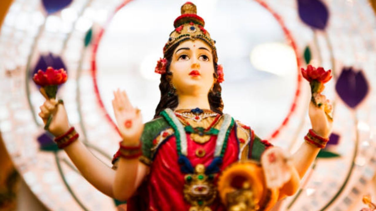 જ્યોતિષ શાસ્ત્ર અનુસાર, સાંજના સમયે, ખાસ કરીને સૂર્યાસ્ત પછી, માતા લક્ષ્મીના ઘર પ્રવેશનો સમય માનવામાં આવે છે. તેથી એ સમયે ઘરના મુખ્ય દરવાજાને થોડો સમય માટે ખુલ્લો રાખવો શુભ માનવામાં આવે છે. ( Credits: Getty Images )