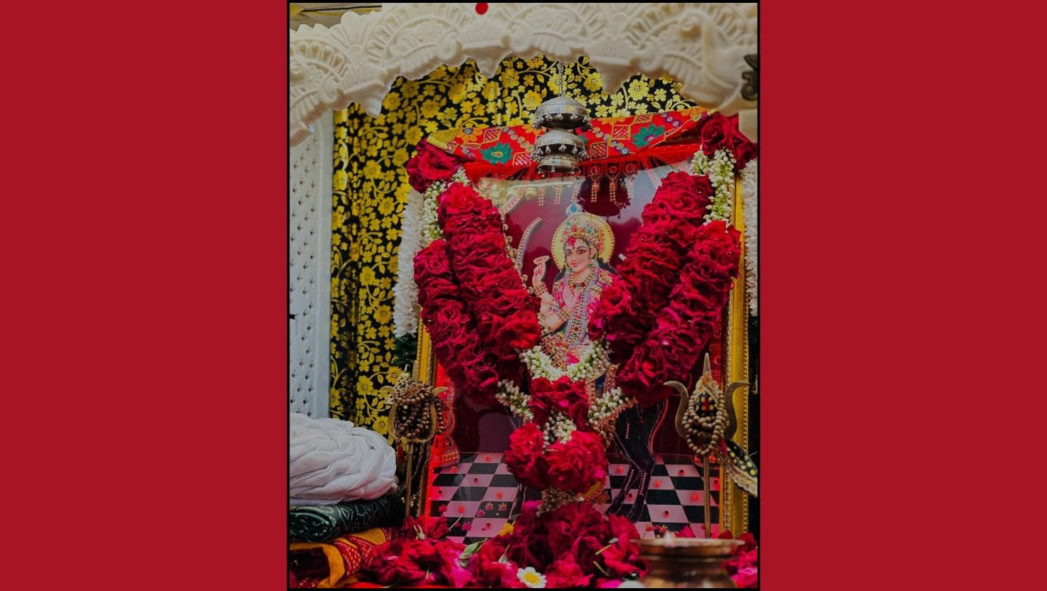 ગામના લોકો ડરી ગયા અને તેમણે દેવતાનો આશરો લીધો. જ્યારે મેલડીએ આ અત્યાચાર જોયો, ત્યારે તે રાક્ષસ સામે લડવા માટે આગળ આવી. માતાની તપસ્યાથી મળેલી શક્તિઓને કારણે તે રાક્ષસનો સામનો કરી શકી. 