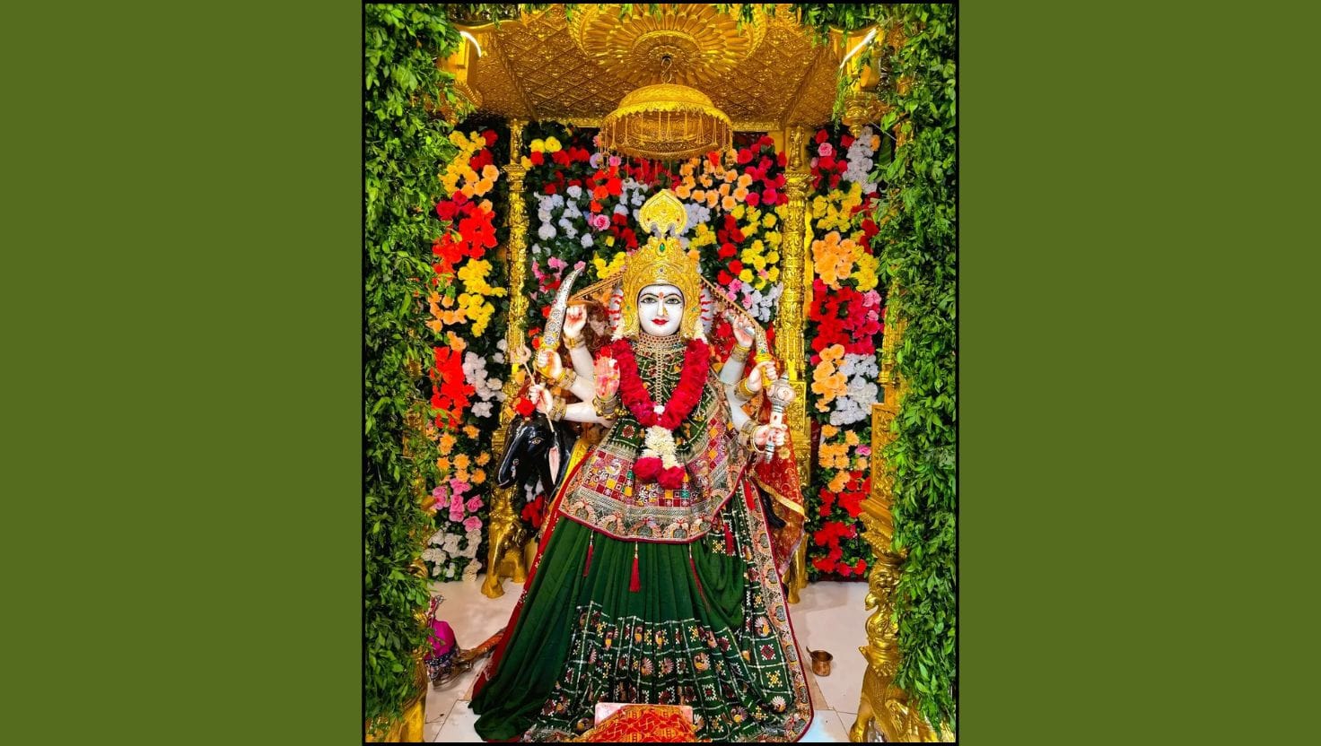 બાળપણથી જ, તેમનામાં અદ્ભુત તેજ, ​​હિંમત અને ભગવાન પ્રત્યેની ભક્તિ હતી. તેમણે ભગવાન શિવ અને પાર્વતીની પૂજા કરતી વખતે કઠોર તપસ્યા કરી અને દેવી શક્તિઓ પ્રાપ્ત કરી. આ જ સમયે, એક અત્યાચારી રાક્ષસ ગામડાઓમાં આવીને લોકોનું અપહરણ કરતો, બાળકો અને સ્ત્રીઓને હેરાન કરતો અને પૂજાસ્થળોનો નાશ કરતો. 