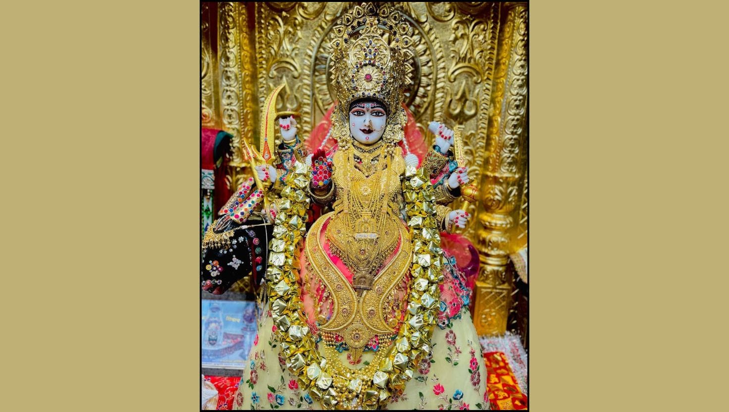 મેલડી માતાને કુળદેવી, ગામની દેવી અને ઘણા સમાજમાં તો તેને પરંપરાગત ઇષ્ટ દેવી તરીકે પૂજવામાં આવે છે. હિન્દુ લોક માન્યતાઓમાં મેલડી માતાને મા દુર્ગા અથવા મા પાર્વતીનું સ્વરૂપ માનવામાં આવે છે.