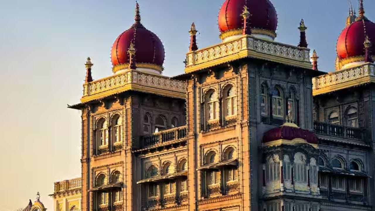 મૈસુર પેલેસ: દેશમાં સૌથી વધુ મુલાકાત લેવાયેલા સ્થળ તાજમહેલ પછી મૈસુર પેલેસ પણ આ યાદીમાં સામેલ છે. તેને બા વિલાસ પેલેસ તરીકે પણ ઓળખવામાં આવે છે. આ મહેલ ગ્રે ગ્રેનાઈટથી બનેલો છે.
