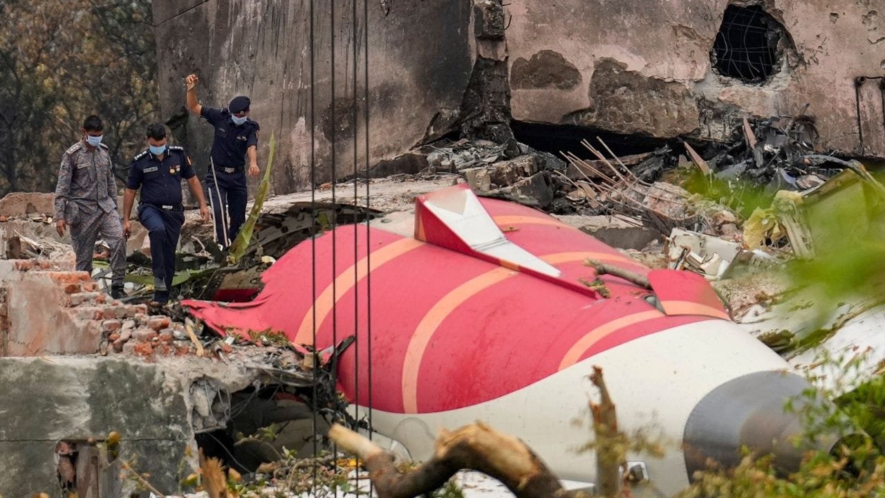 તમને જણાવી દઈએ કે,12 જૂનના રોજ અમદાવાદમાં એર ઇન્ડિયાનું વિમાન ક્રેશ થયું હતું, જેમાં 270 લોકોના મોત થયા હતા. રાહત અને બચાવ કામગીરીમાં 31 લોકોના જીવ બચ્યા હતા. પ્લેન ક્રેશની ઘટનામાં બ્લાસ્ટ બાદ મૃતકોની સ્થિતિ એટલી ભયાવહ હતી કે તેમની ઓળખ કરવી પણ મુશ્કેલ બની ગઇ હતી.