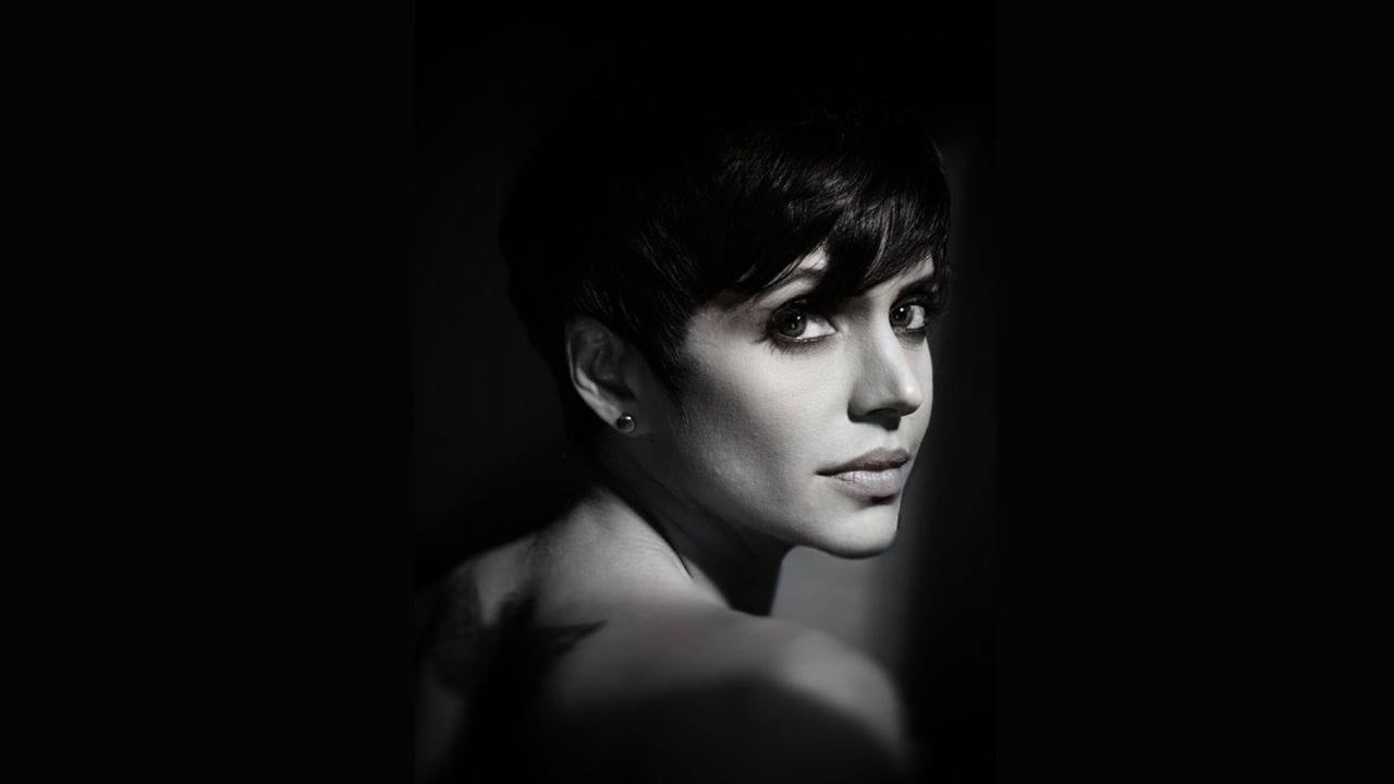 મંદિરા બેદીએ કહ્યું અમદાવાદ પ્લેન ક્રેશ બાદ તેને ખુબ આઘાત લાગ્યો છે. સોશિયલ મીડિયા પર પોસ્ટ શેર કરી, તેમણે કહ્યું કે, આ આઘાતમાંથી બહાર નીકળવા માટે તેમણે કાઉન્સલરની મદદ લેવી પડી હતી. અભિનેત્રીએ કહ્યું આ ઘટનામાંથી તે બહાર નીકળી શકતી ન હતી. તેમજ તેમણે આ પોસ્ટમાં કહ્યું કે, આ ઘટનાના કારણે તેના તમામ કામ પર પણ અસર પડી છે.