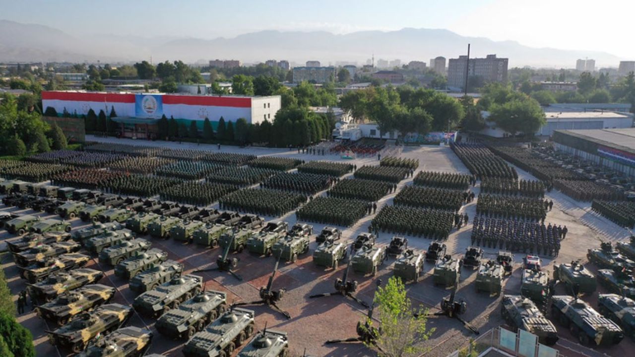 સુરક્ષાના ઘણા માધ્યમો છે. દરેક દેશ પાસે તેની સુરક્ષા માટે ઘણા પ્રકારના સૈન્ય બેઝ હોય છે. આ સૈન બેઝ દેશની સુરક્ષા માટે ખૂબ જ મહત્વપૂર્ણ છે. ખરેખર, તેમાં ઘાતક શસ્ત્રો અને સાધનો રાખવામાં આવે છે. આનો ઉપયોગ કોઈપણ સમયે દુશ્મન પર હુમલો કરવા માટે થાય છે. આ સૈન્ય બેઝ દુશ્મન દેશ સુધી મદદ પહોંચતી અટકાવવામાં પણ મહત્વપૂર્ણ ભૂમિકા ભજવે છે.