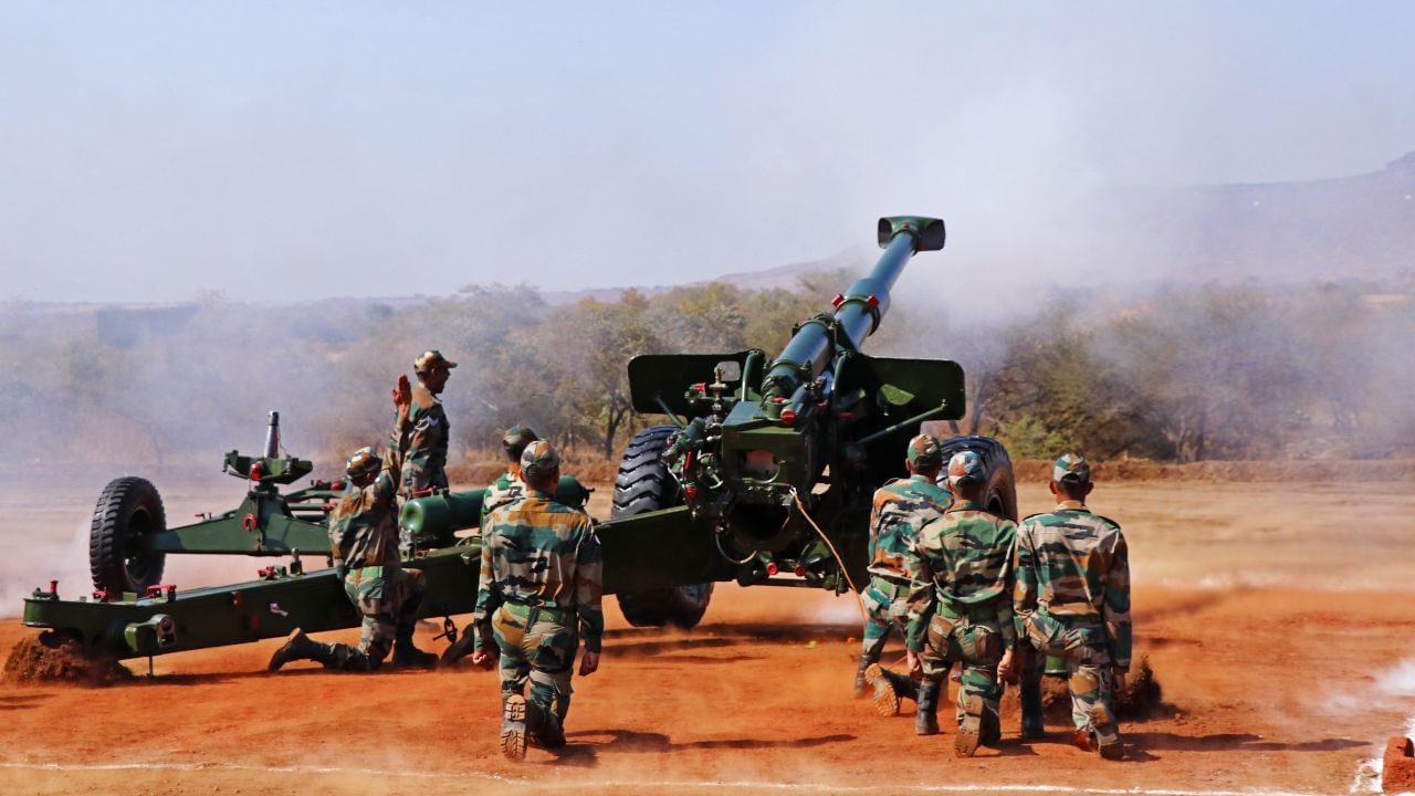 આ ઉપરાંત, ભૂતાન અને ભારત વચ્ચે સારી મિત્રતા પણ છે. તેથી, ભારતીય લશ્કરી તાલીમ ટીમ પણ ભૂટાનમાં હાજર છે. ભારતે મોરેશિયસમાં એક સૈન્ય બેઝ પણ સ્થાપિત કર્યું છે જે ભારતીય દરિયાઈ વિસ્તારનું નિરીક્ષણ અને રક્ષણ કરે છે.